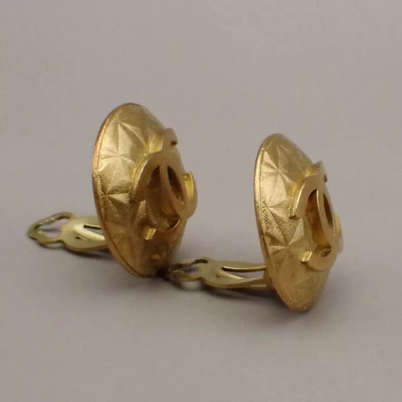 CHANEL CC Logo Round Button Earrings 95P Clip-On Gold GHW France Vintage 32RK782 - Picture 3 of 8